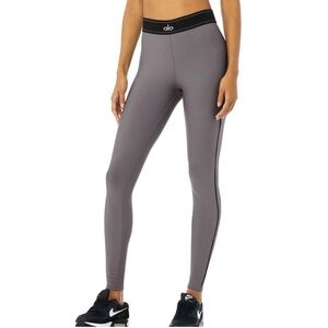 ALO YOGA Airlift High Waist Suit Up Leggings Purple
Dusk - Size Medium